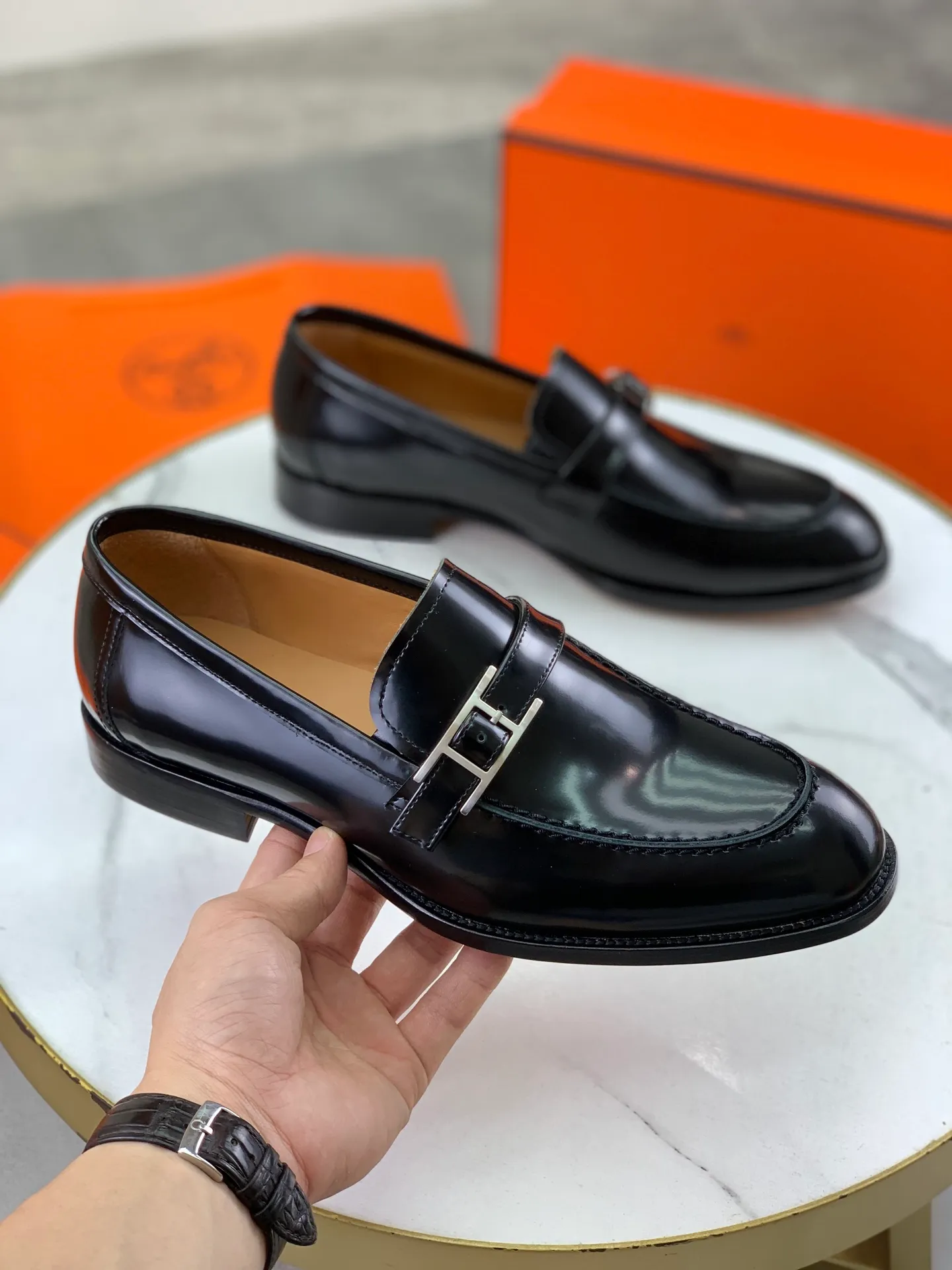Factory price P980 💰💎💎💎 Original genuine leather outsole Brand: Hermès Grade: Same as the official website Original quality materials: Original soft calfskin Water-dyed cowhide lining Original Italian genuine leather outsole Style categories: Men's fashion Formal casual leather shoes Slip-on men's shoes series Young fashion European and American trends British style Code number: 39-45 (38.46 can be customized)